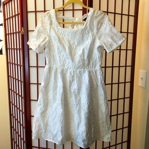 Floral white Picnic dress with tie in the back. Brand is Vistyle.